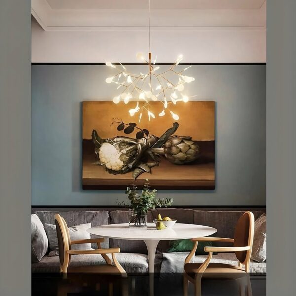 Moderner LED-Pendelleuchten-Kronleuchter in Form eines goldenen Baumes, der über einem Esstisch hängt und beleuchtet wird.
