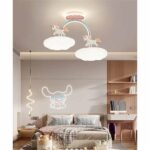 in einem Zimmer für ein kleines Mädchen ist ein rosa und weißer Einhorn-Kronleuchter für ein Kinderzimmer zu sehen