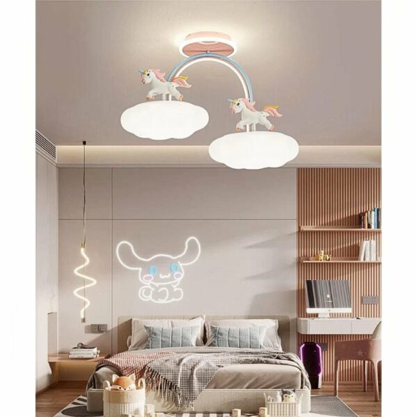 in einem Zimmer für ein kleines Mädchen ist ein rosa und weißer Einhorn-Kronleuchter für ein Kinderzimmer zu sehen