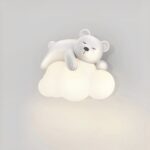 Wandleuchte in Form einer Wolke mit einem Bären