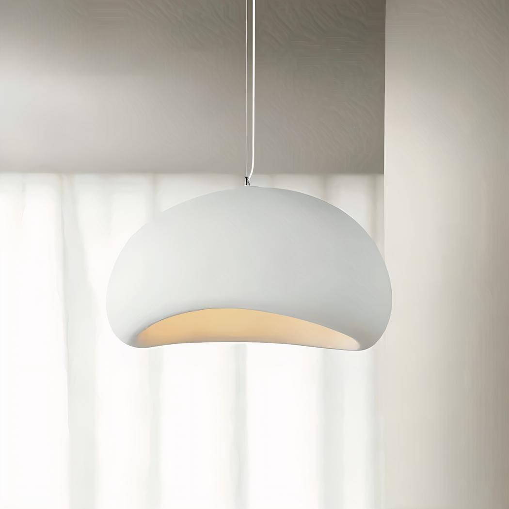 Lustre blanc en forme de dôme tenu par un câble blanc. En arrière-plan, un mur beige avec une fenêtre.