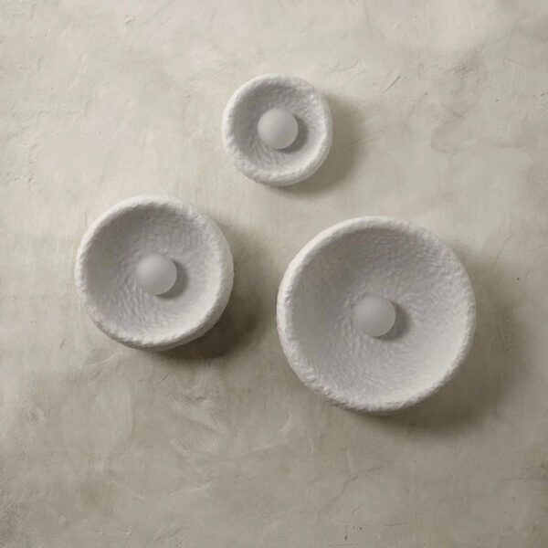 Trio d'applique murale ronde style japandi blanche fixé sur un mur beige
