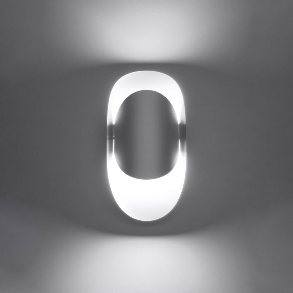 Elegante Design-Wandleuchte aus Stahl