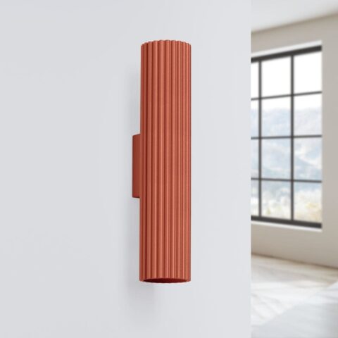Moderne Wandleuchte aus geripptem Metall in Trendfarben
