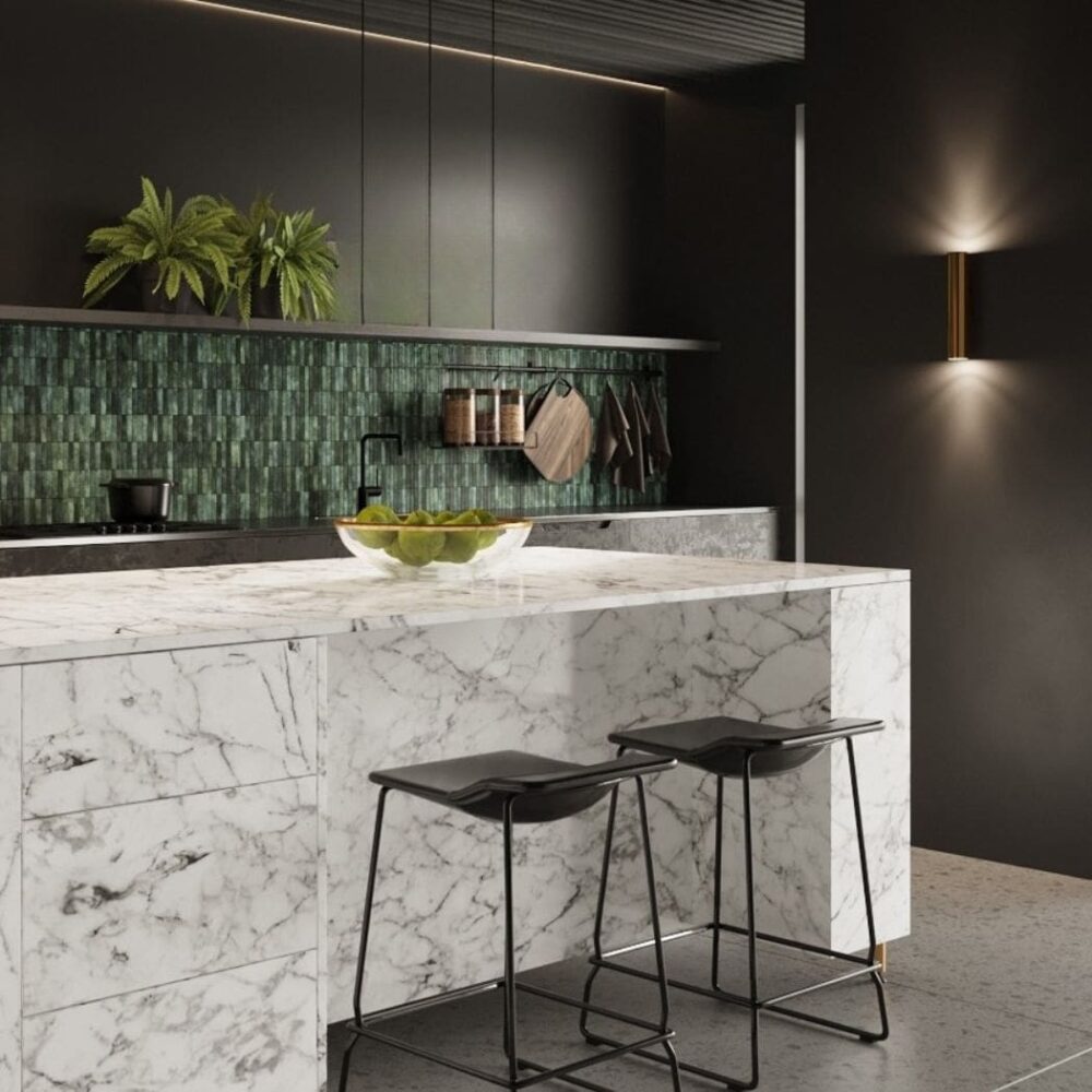 Design-Wandleuchte aus glänzendem goldenem Metall in Röhrenform
