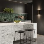 Design-Wandleuchte aus glänzendem goldenem Metall in Röhrenform