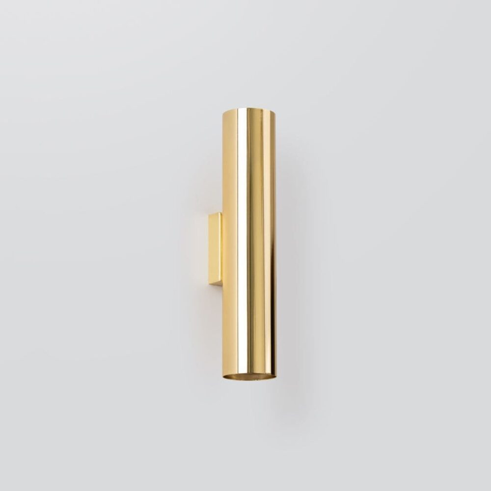 Design-Wandleuchte aus glänzendem goldenem Metall in Röhrenform