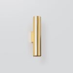 Design-Wandleuchte aus glänzendem goldenem Metall in Röhrenform