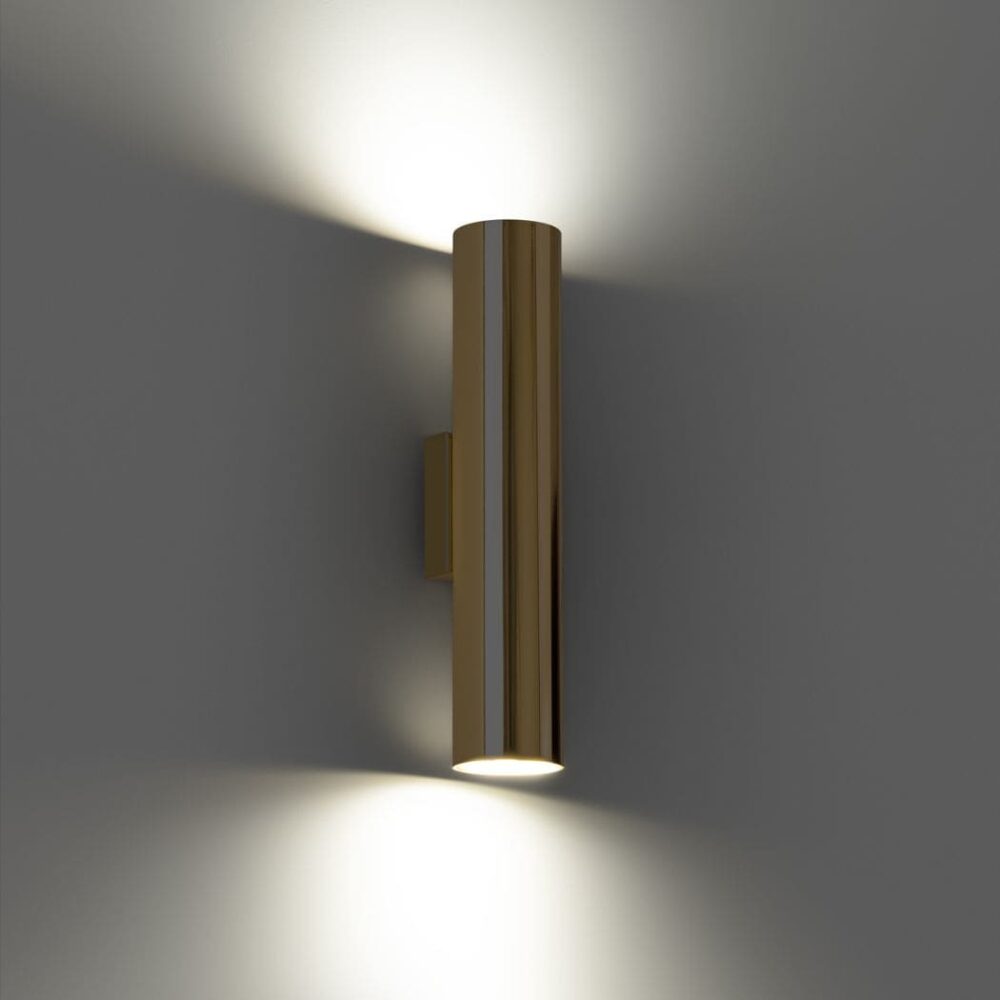 Design-Wandleuchte aus glänzendem goldenem Metall in Röhrenform