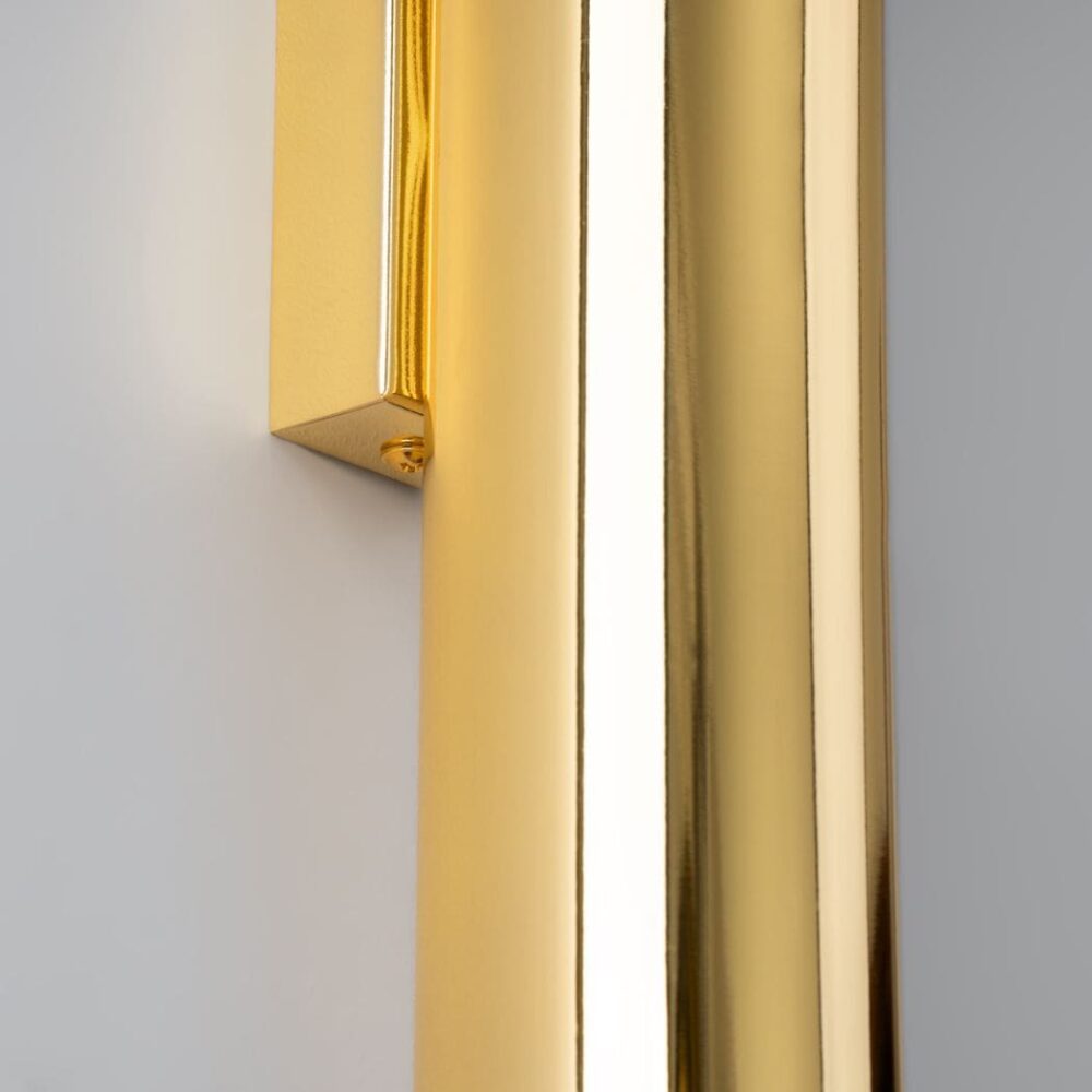 Design-Wandleuchte aus glänzendem goldenem Metall in Röhrenform