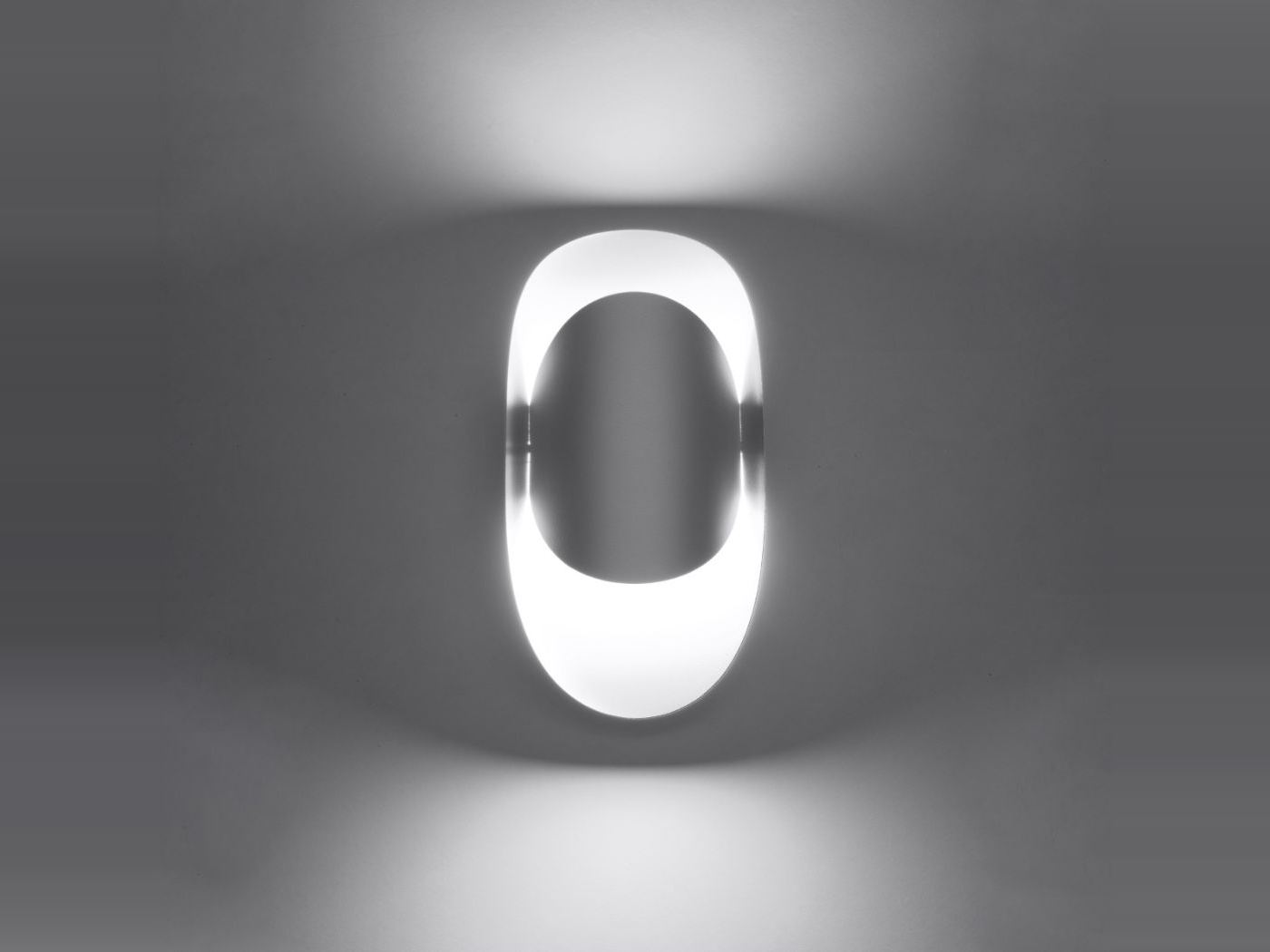 Elegante Design-Wandleuchte aus Stahl