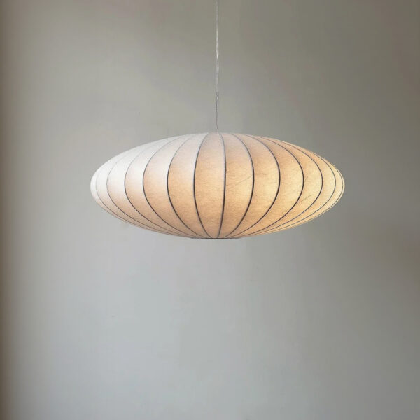 Handgefertigte Japandi-Hängeleuchte aus Naturfaser handgemacht weiß auf einfarbigem Hintergrund