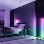 Bunte RGB-Eck-Stehlampe mit lila und grünem Licht in einem Schlafzimmer