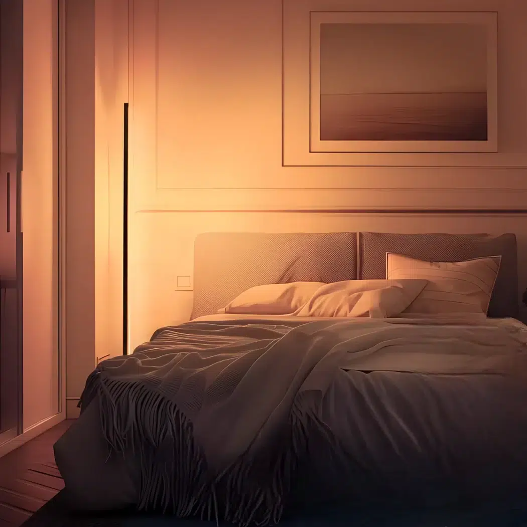 Warmweiß leuchtende Eck-Stehleuchte neben dem Bett in einem gemütlichen Schlafzimmer
