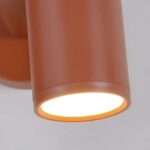 Design-Wandleuchte mit Doppelstrahl — im Raum