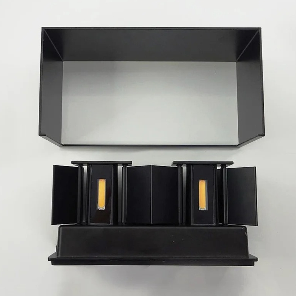 Zerlegte schwarze LED-Wandleuchte mit sichtbarem Gehäuse und LED-Modulen