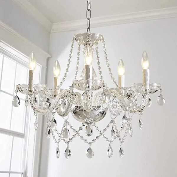 Lustre baroque en cristal à 6 lumières, orné de pampilles scintillantes et de chaînes de cristal, apportant une touche d'élégance et de raffinement à tout intérieur.