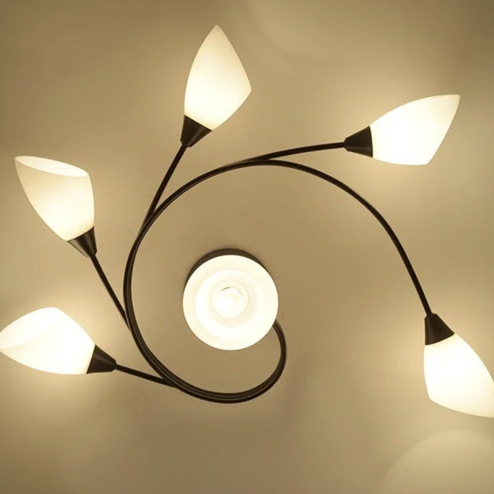 Schwarze Hängeleuchte mit Blumendesign — im Raum