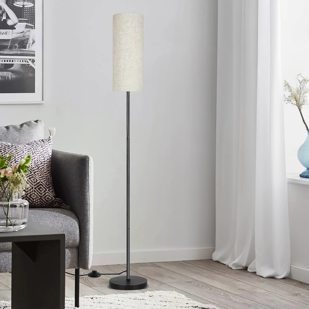 Lampadaire d'angle LED sur pied avec abat-jour en lin, à intensité variable, commande au pied dans un coin de salon.