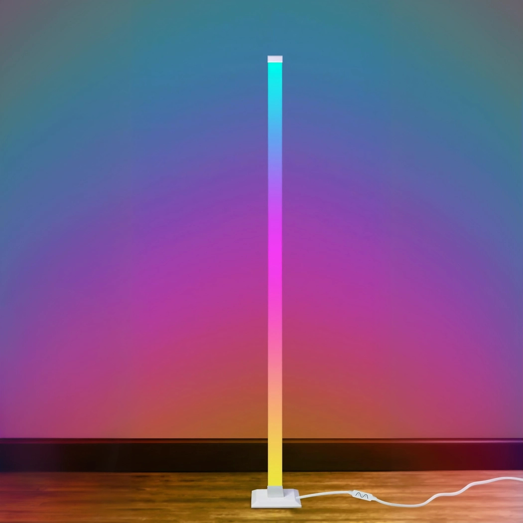 Lampadaire intelligent d’angle LED blanc, lumineux RGB à 360°, synchronisé avec la musique, en situation dans une pièce sans meuble.