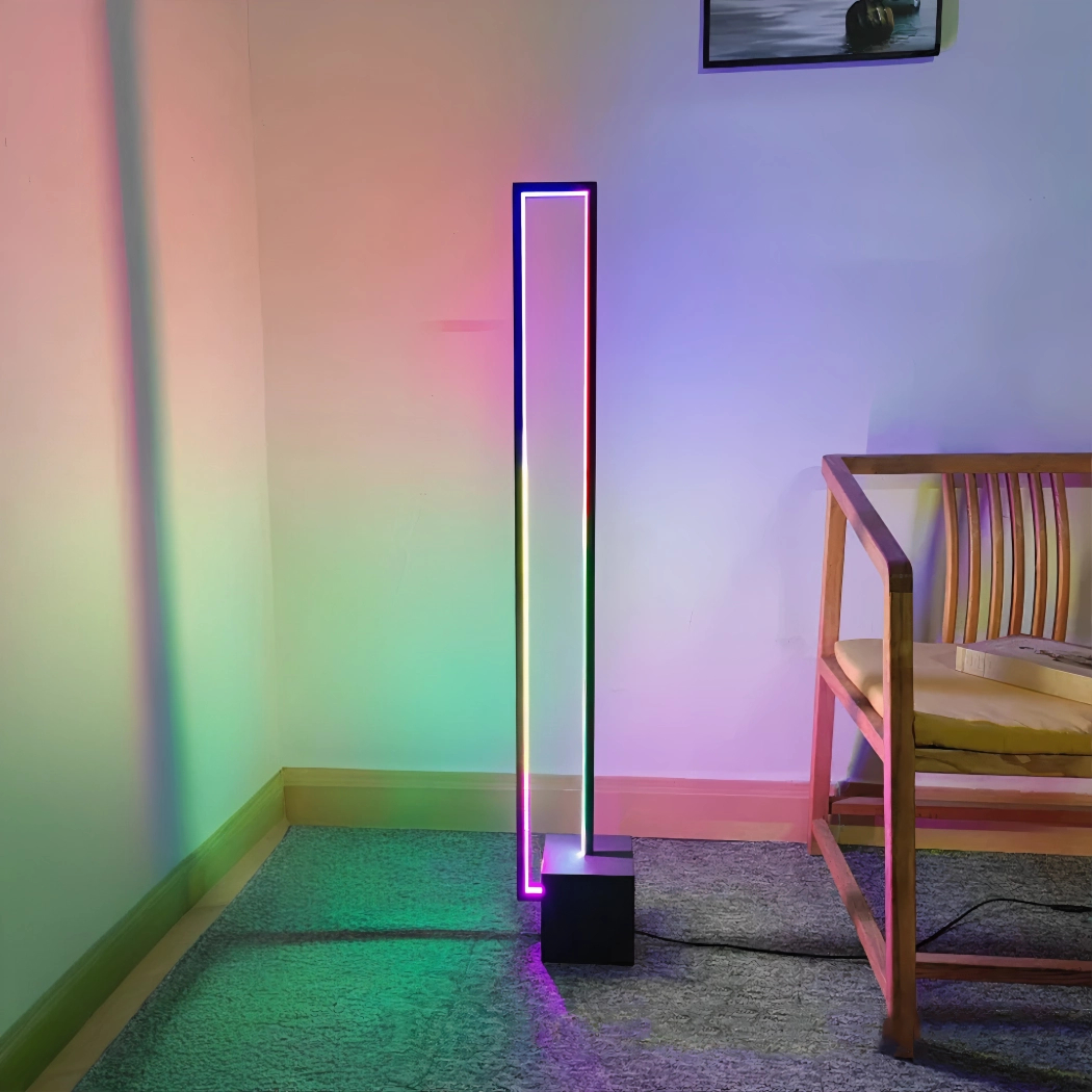 Bunte RGB-Eck-Stehlampe in Rechteckform neben einem Holzstuhl mit Regenbogenlicht