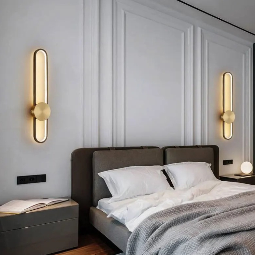 Schlafzimmer mit zwei ovalen LED-Wandleuchten beidseitig des Bettes, eingeschaltet