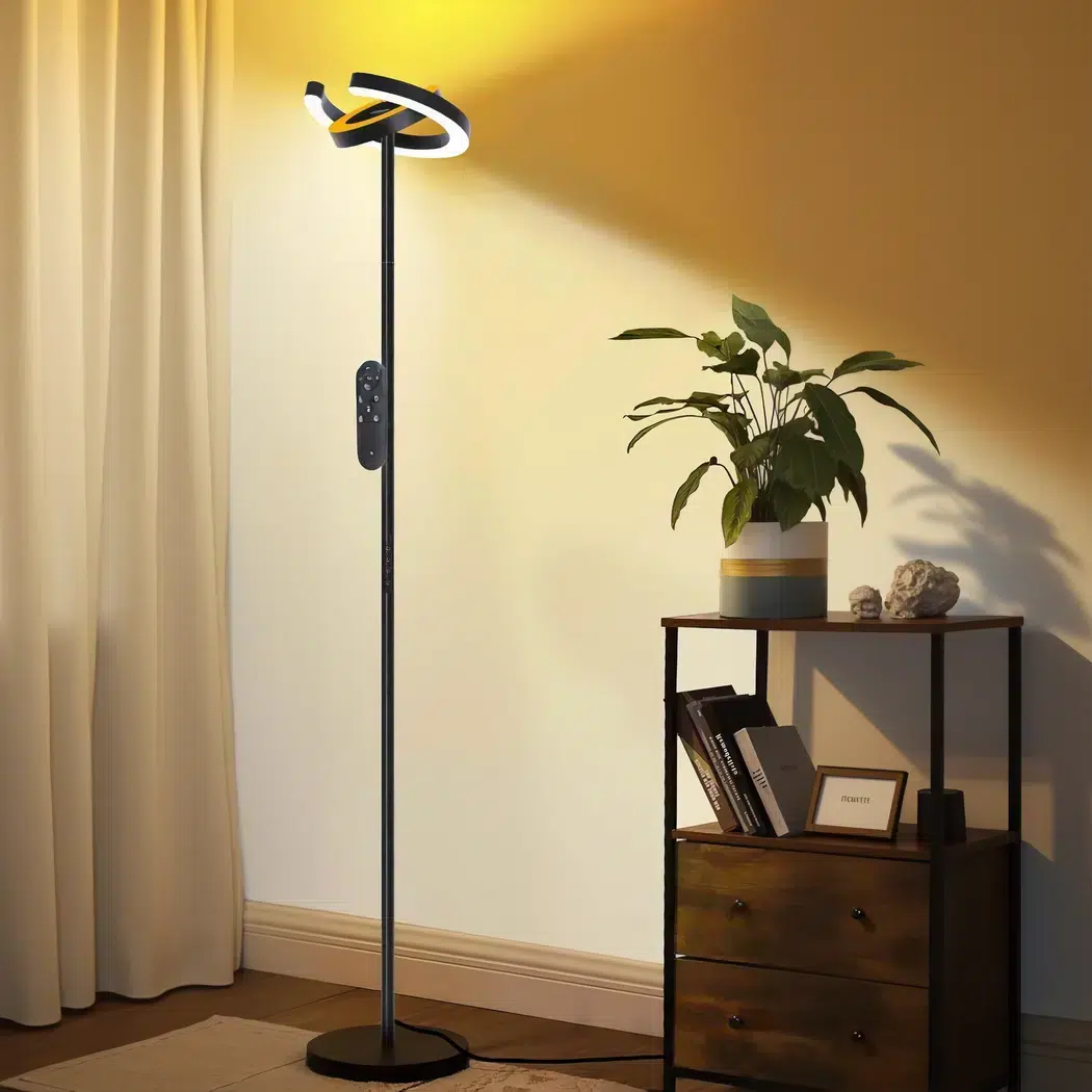 Mattschwarze LED-Eckstehlampe mit doppeltem orientierbarem Lichtkopf in C-Form, minimalistisches Design, modulierbare Beleuchtung für Atmosphäre und Lesen.