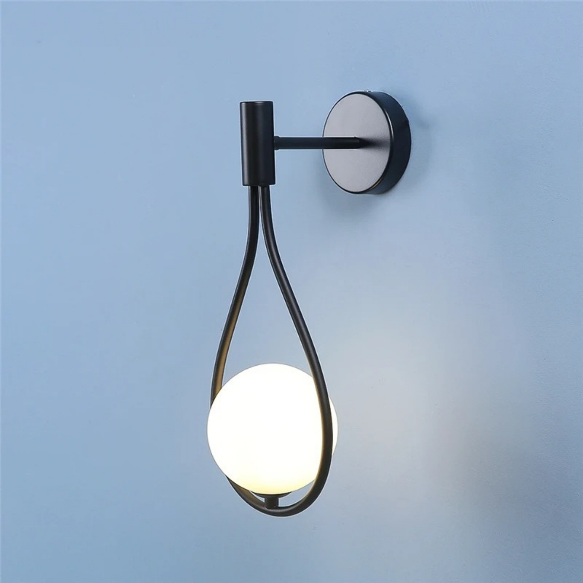 Design-Wandleuchte hängender Globus Tropfenform