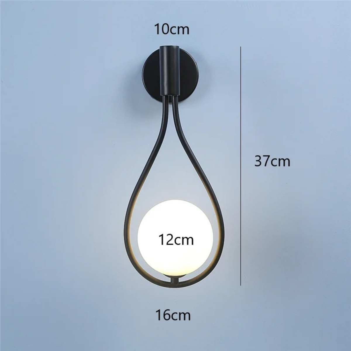 Design-Wandleuchte hängender Globus Tropfenform — im Raum