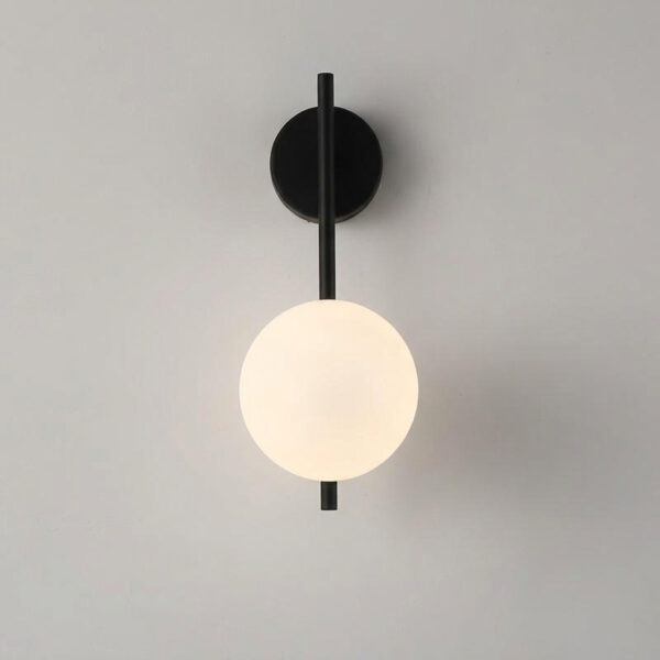 Moderne Wandleuchte mit vertikalem Stab und Mattglaskugel