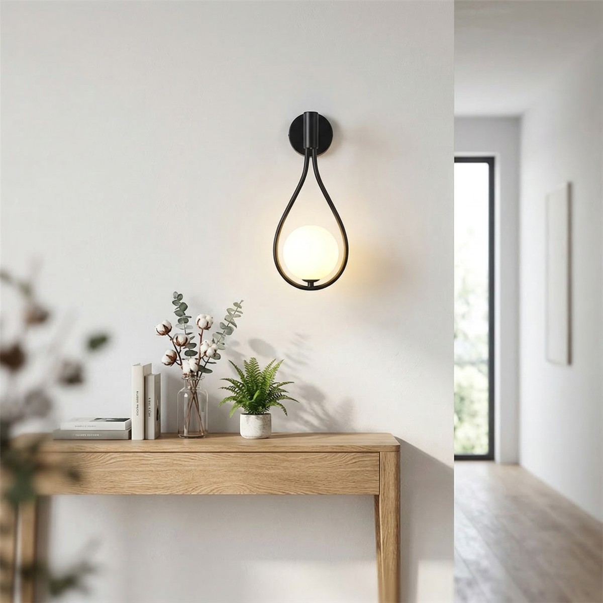 Moderne Wandleuchte in Tropfenform — im Raum