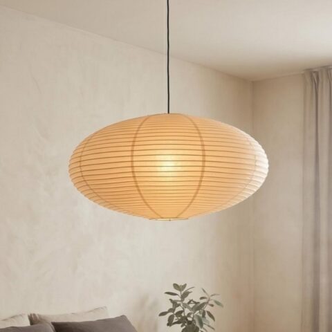 Ellipsenförmige Hängeleuchte aus Reispapier, beleuchtet über einem Sofa