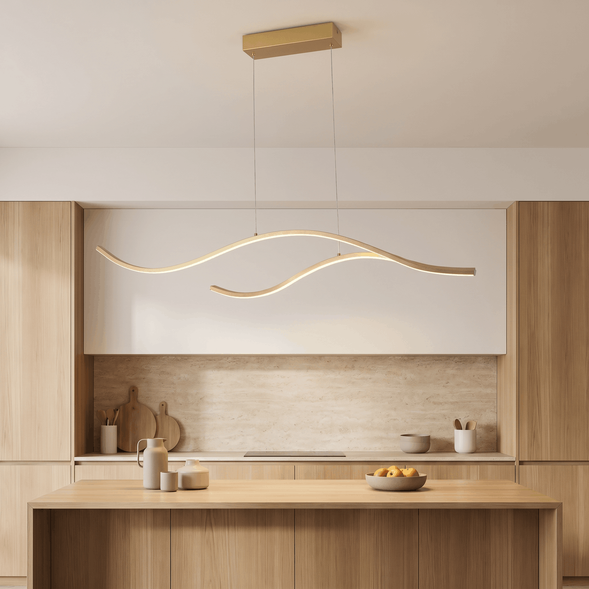 Goldene wellenförmige LED-Pendelleuchte über einer Kochinsel