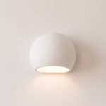 Wandleuchte aus weißer Keramik in Form eines Globus