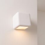 Abgerundete Würfel-Wandleuchte aus Keramik und Glas
