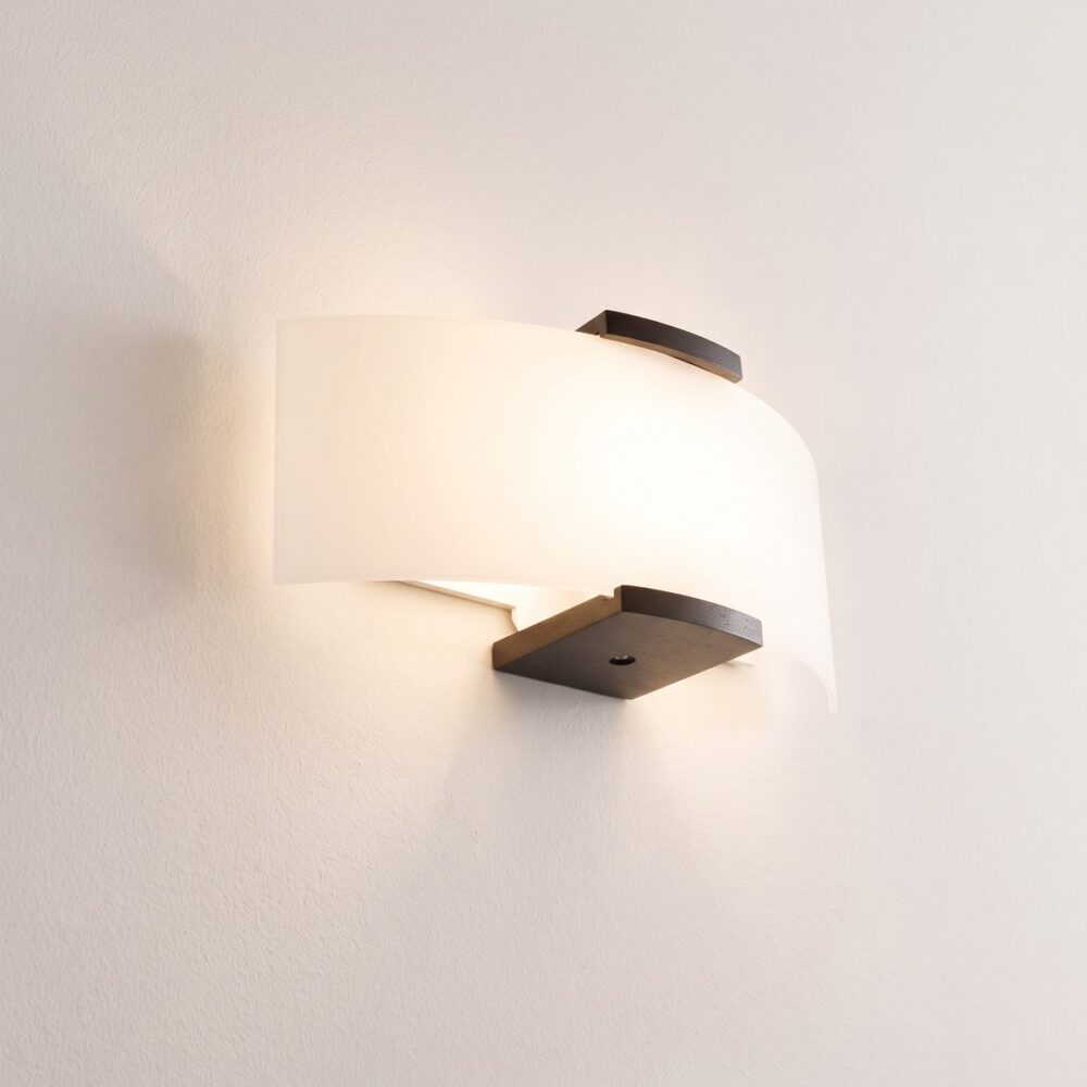 Moderne Wandleuchte aus Holz und mattiertem Glas