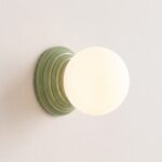 Design-Wandleuchte aus emaillierter Keramik mit Glaskugel