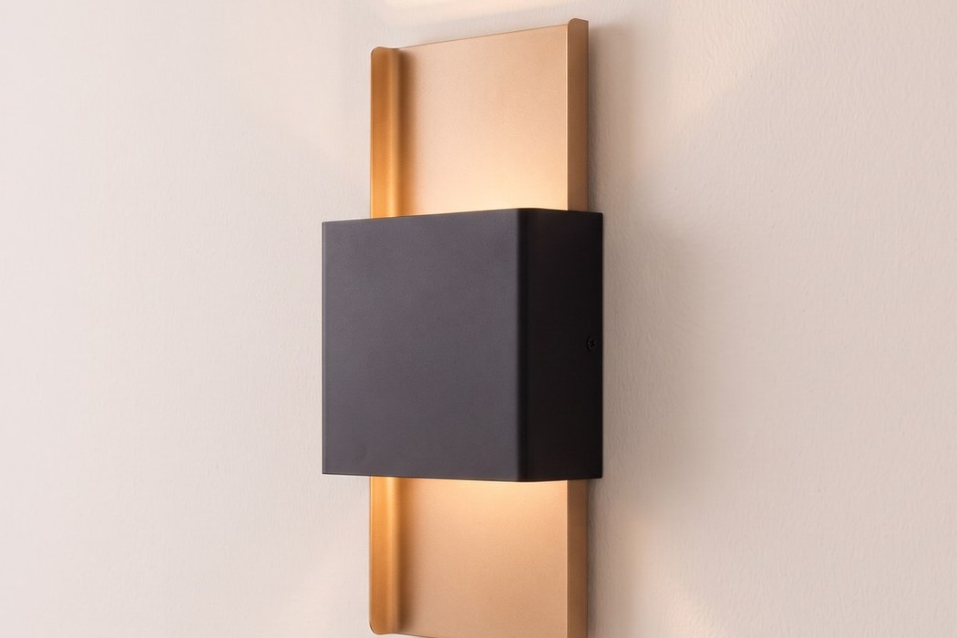 Design-Wandleuchte mit Doppellichtstrahl aus goldenem Metall