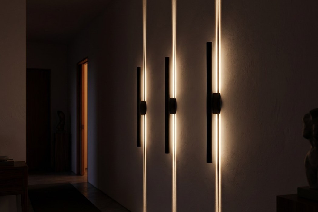 Schmale und elegante Designer-Wandleuchte aus Metall