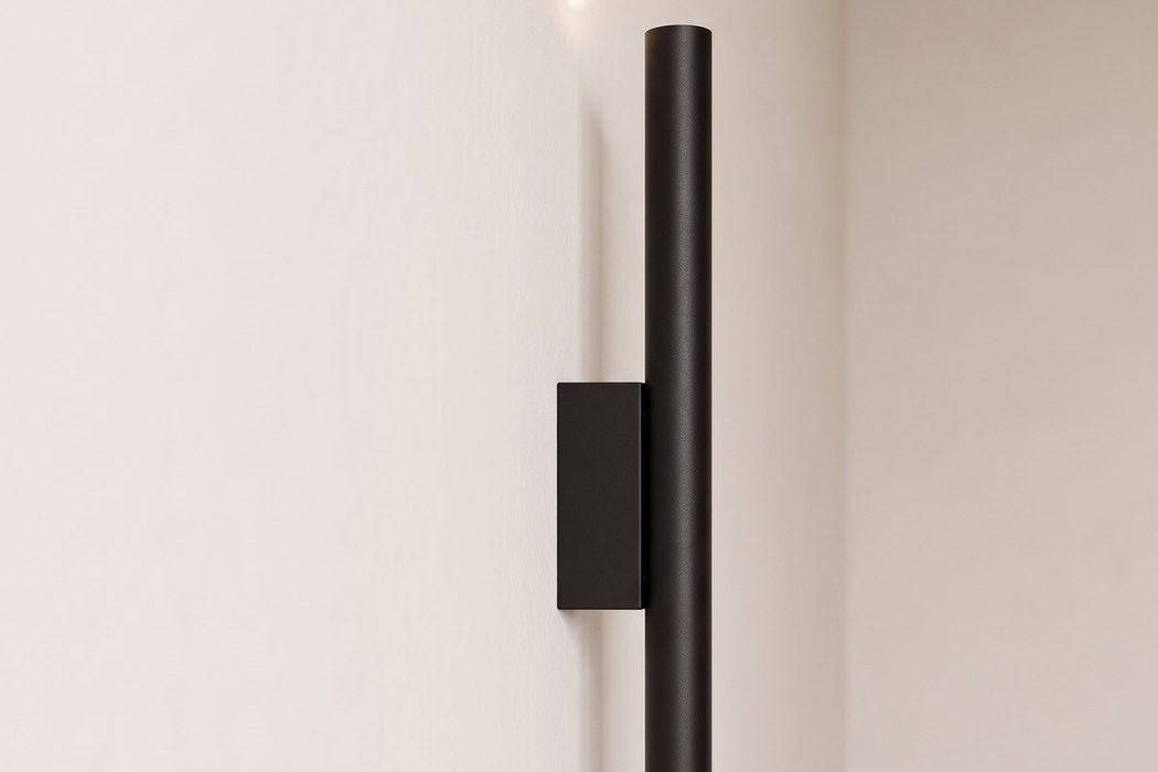 Schmale und elegante Designer-Wandleuchte aus Metall