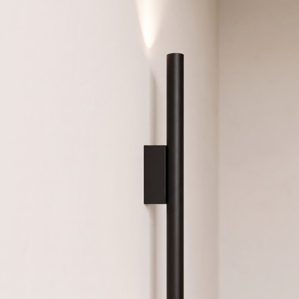 Schmale und elegante Designer-Wandleuchte aus Metall