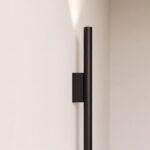 Schmale und elegante Designer-Wandleuchte aus Metall