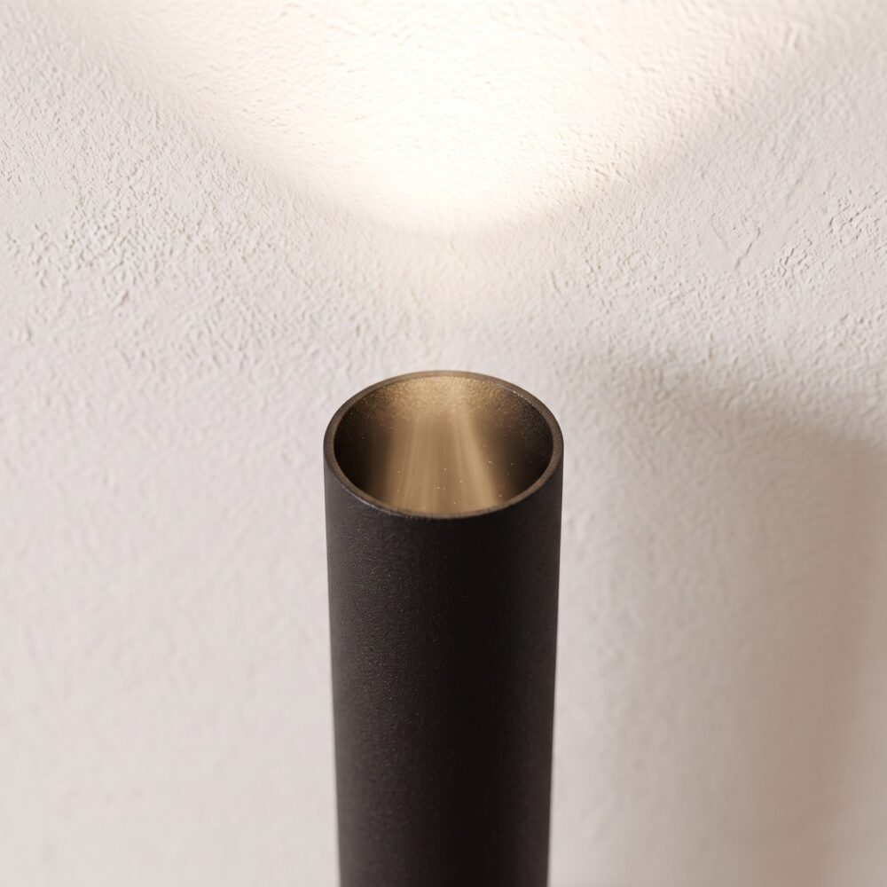 Schmale und elegante Designer-Wandleuchte aus Metall