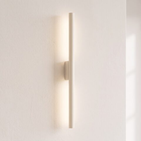 Schlanke Design-Wandleuchte aus Metall in Trendfarben