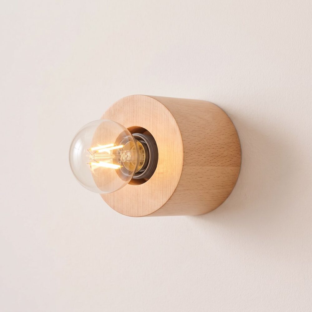 Minimalistische Wandleuchte aus Naturholz