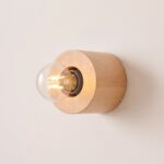 Minimalistische Wandleuchte aus Naturholz