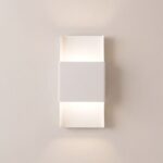 Moderne weiße Wandleuchte aus Metall mit diffusem Licht
