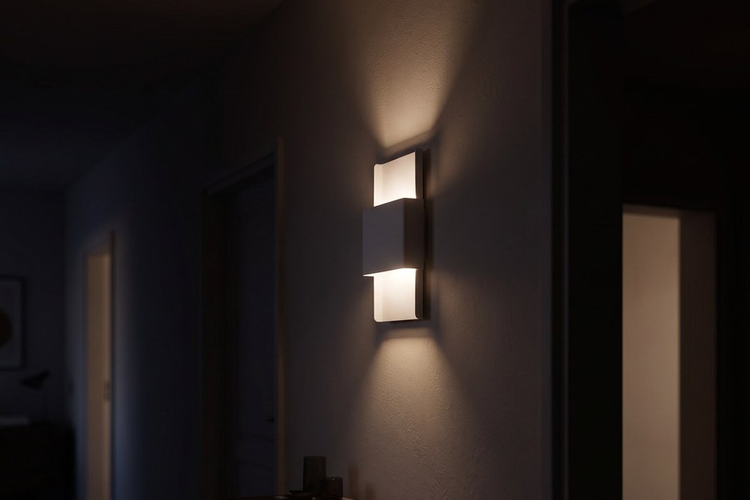 Moderne weiße Wandleuchte aus Metall mit diffusem Licht