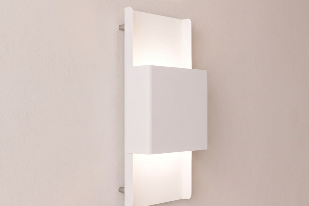 Moderne weiße Wandleuchte aus Metall mit diffusem Licht