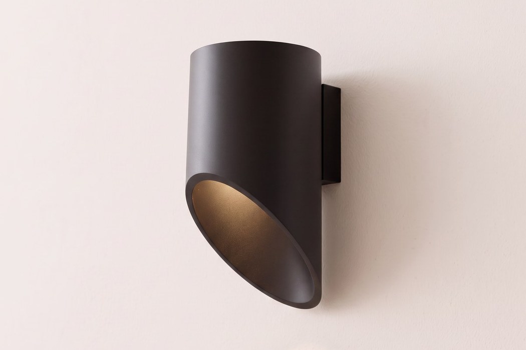 Abgeschrägte Rohr-Wandleuchte, 20 cm, weiß oder schwarz